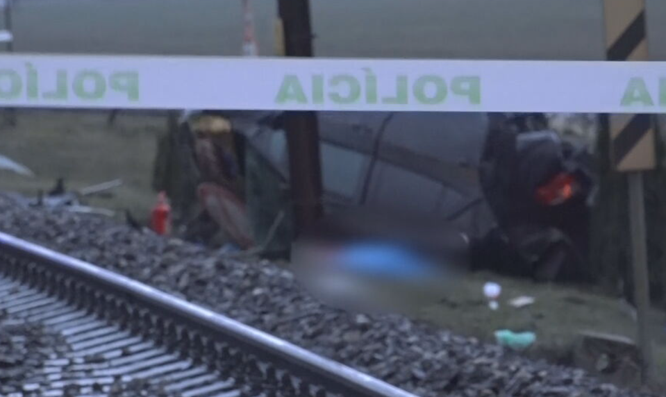 Vlak narazil do auta na nechránenom priecestí. Dvaja ľudia neprežili