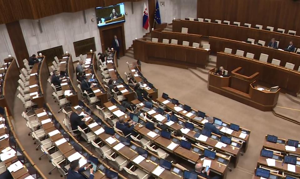 Opozícia tlačí na odvolanie ministrov. V hre je aj vyslovenie dôvery vláde