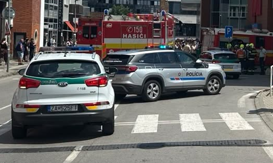 Polícia evakuuje Aupark v Žiline: Hasiči zasahujú pri požiari