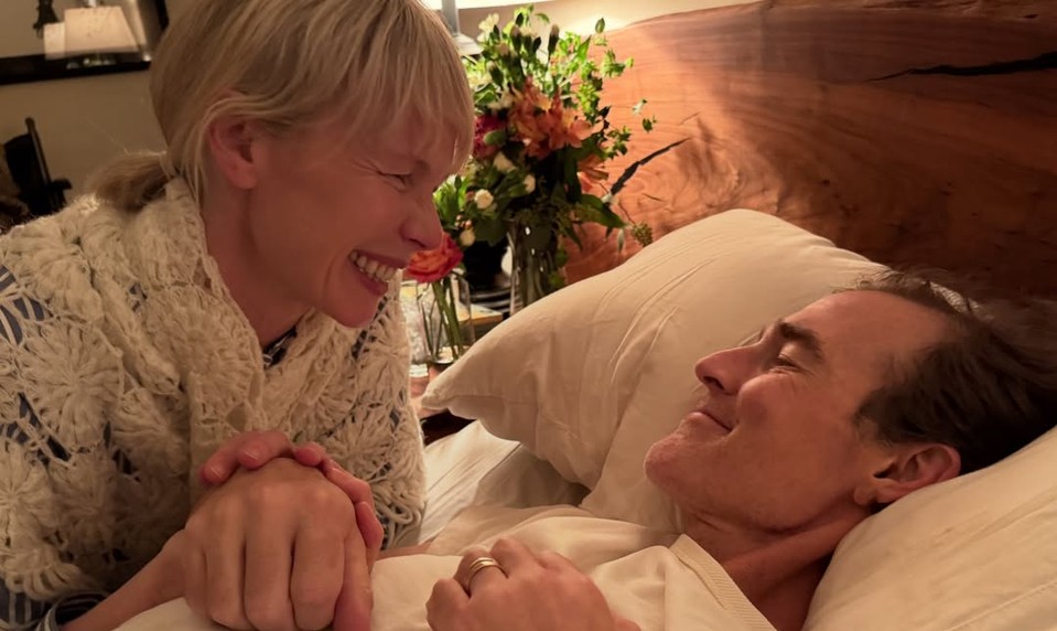 Zverejnili foto, ako ho držia za ruku až do konca. Slávny herec naposledy vydýchol v hospici