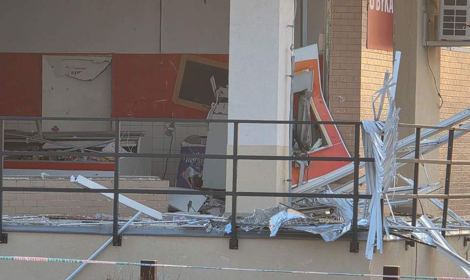 Bankomat v Gajaroch vyletel do vzduchu, na mieste zasahujú záchranné zložky