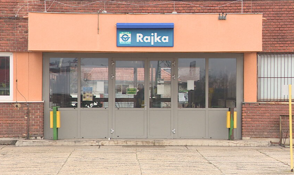 Nedostatok rušňovodičov komplikuje dopravu do Bratislavy. Vlaky meškajú, náhradné autobusy nestíhajú