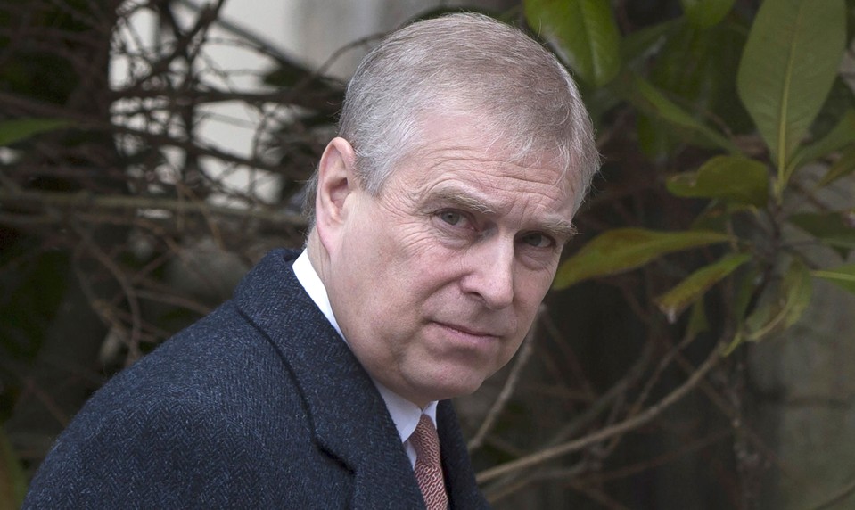 Vzdal to! Ani tie najnechutnejšie škandály princom Andrewom neotriasli, až doteraz!