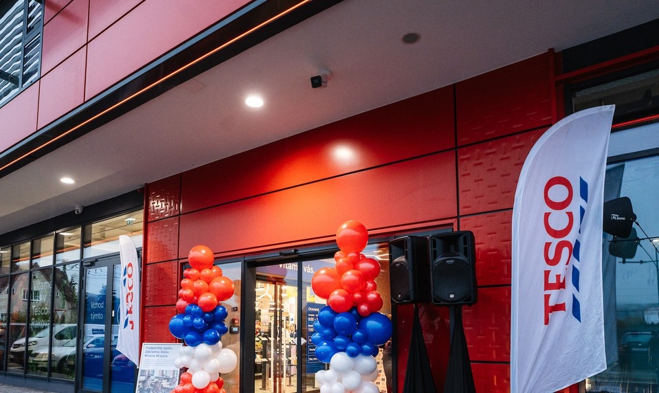 Tesco je bližšie zákazníkom na Kysuciach: Nový supermarket v Rakovej rozširuje sieť už na 189 obchodov