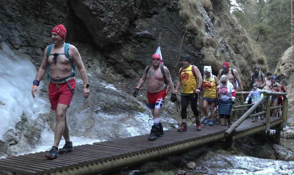 Otužilci v plavkách: Zimná túra v Jánošíkových dierach pre chorého chlapčeka