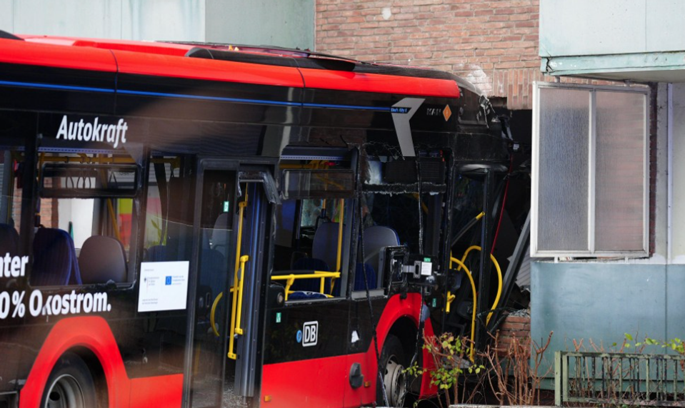 Školský autobus plný detí skončil v obývačke: Najmenej 20 ľudí sa zranilo