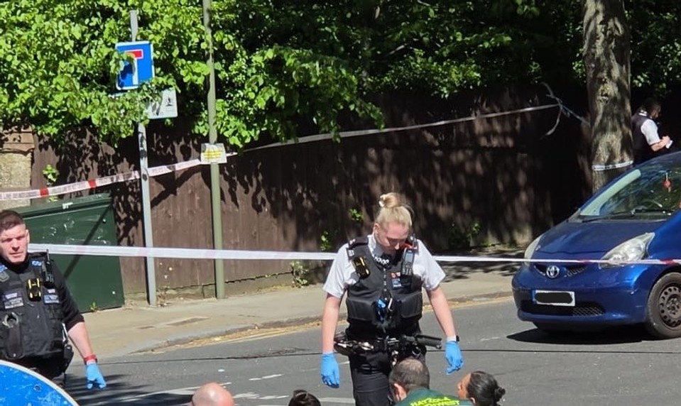 Útok pred synagógou: Muž v židovskej štvrti Londýna pobodal dvoch ľudí