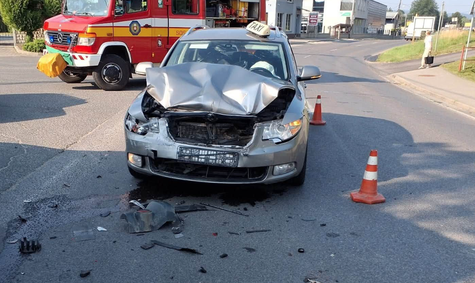 Zranených 5 osôb vrátane malého dieťaťa: Na Kysuciach sa zrazil taxík s dvomi ďalšími autami