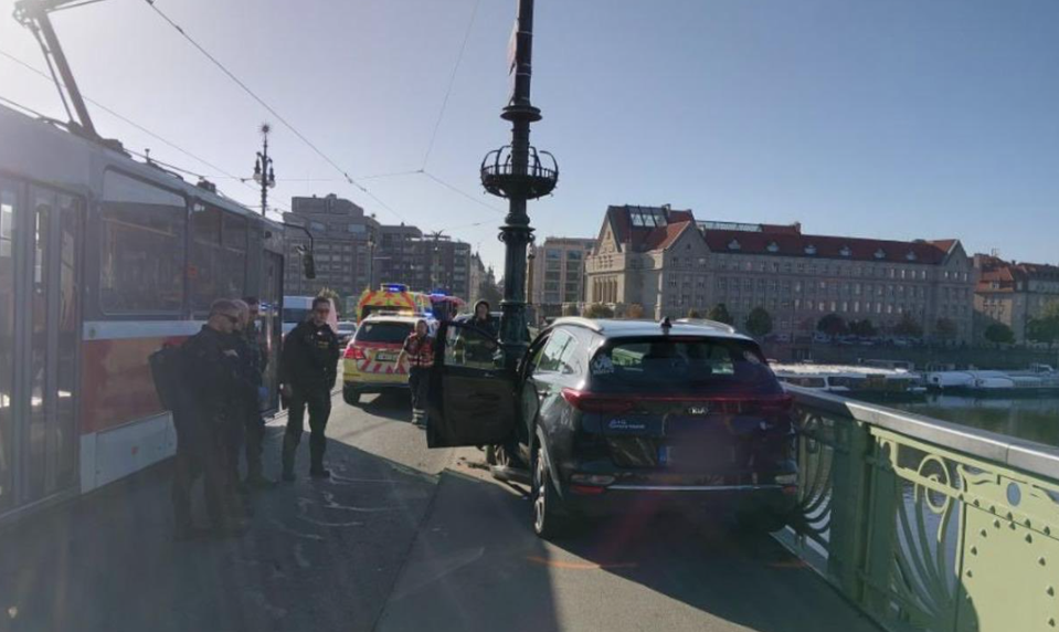 Vodička vyšla v Prahe na chodník a zrazila dvoch ľudí