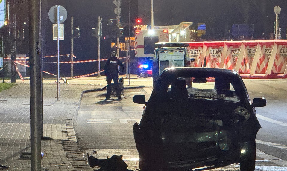 Vodič autom narazil do zastávky plnej ľudí, následne pokračoval v jazde