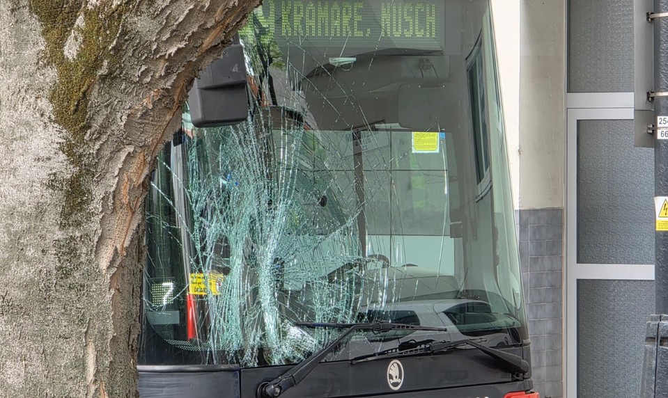 V centre Bratislavy došlo k zrážke s trolejbusom. Na mieste sú záchranné zložky