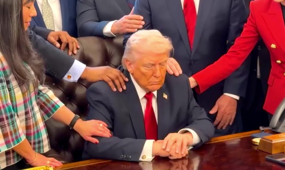 Trump označil Irán za náboženských fanatikov. Sám sa nechal požehnať pastormi