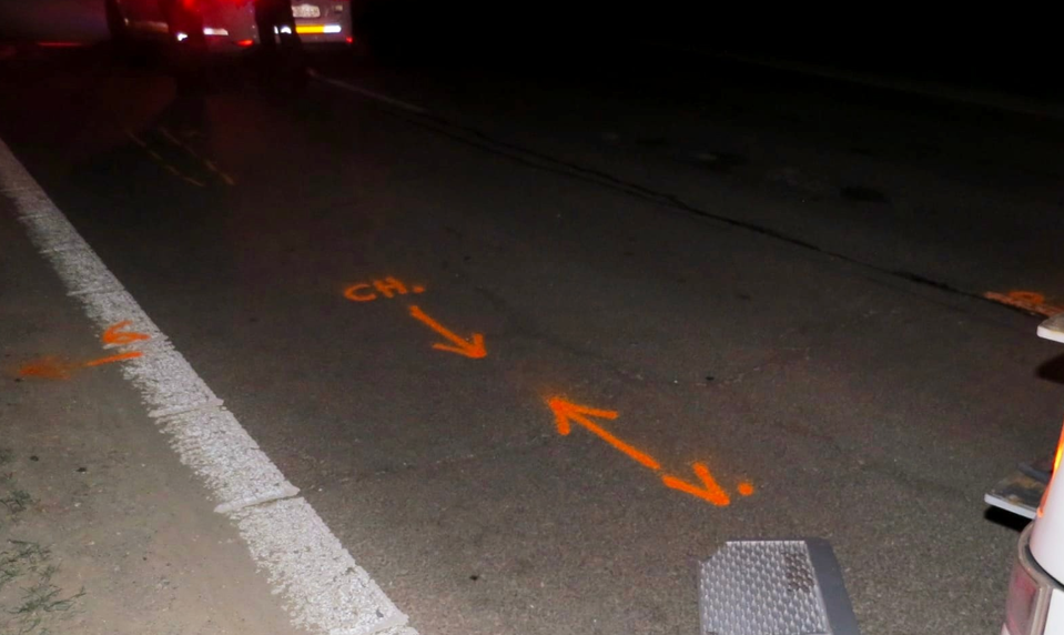 Po náraze kamiónu zahynul chodec. Pohyboval sa bez reflexných prvkov po strede vozovky