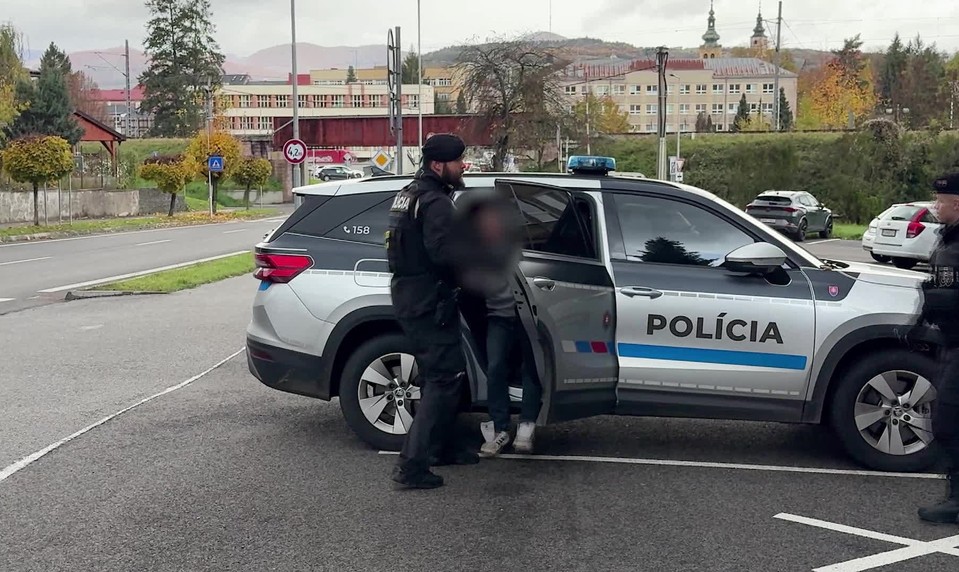 Priateľská návšteva sa zmenila na drámu. Na kamaráta útočil sekáčikom na mäso