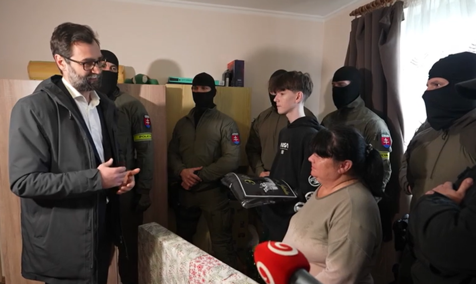 Darované Vianoce TV JOJ: Policajti z PPU Nitra Jakubovi s mamou darovali deň plný prekvapení