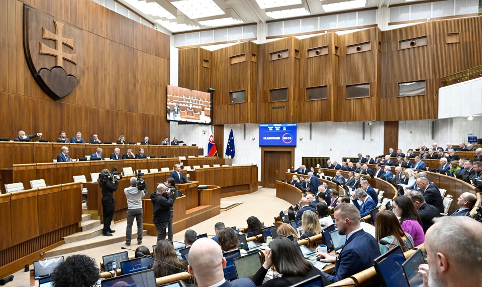 Noc v parlamente: Ostré slová, prázdne lavice koalície a prirovnanie k Titanicu