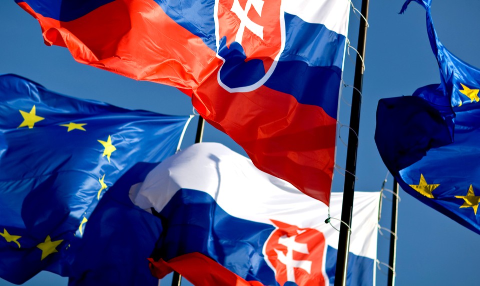 Slováci viac dôverujú EÚ než vláde, ukázal Eurobarometer