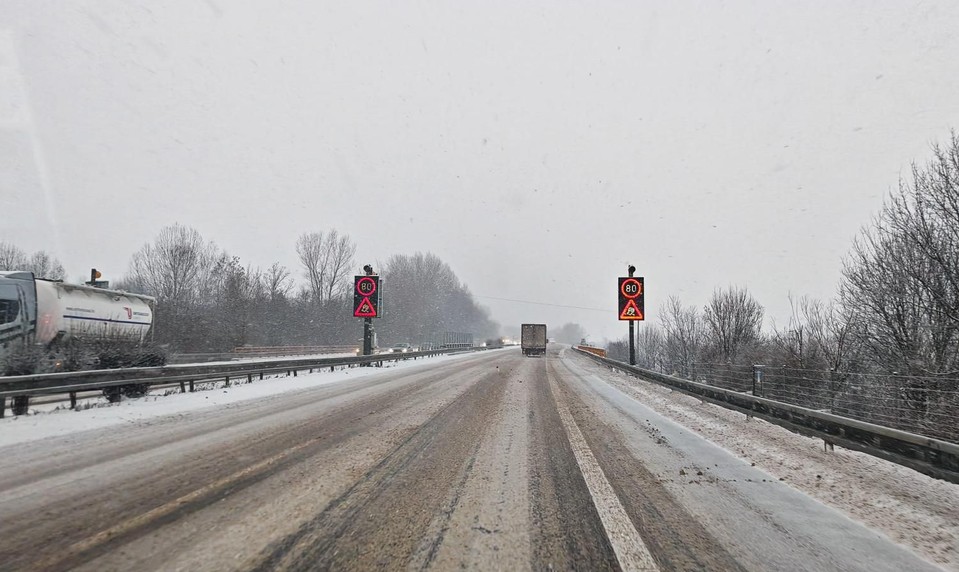 Mrznúci dážď mení cesty na sklo, uzavrel aj letisko