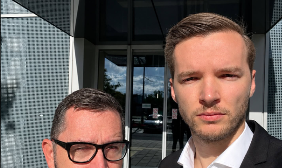 Novotný a Špaček zažalovali ministerstvo vnútra. Súd má rozhodnúť o zápise ich manželstva z Rakúska