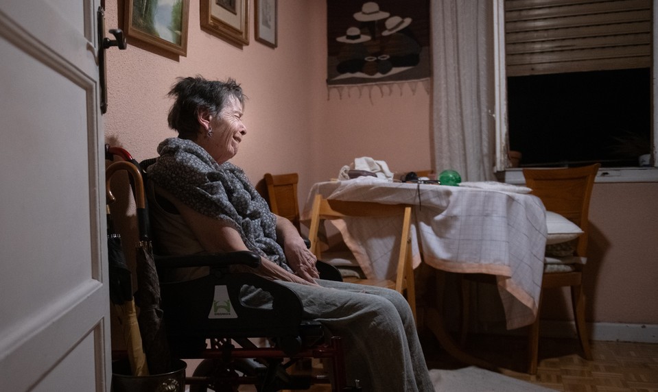 Ženu (87) vysťahovali z bytu na nosidlách. Po masívnych protestoch sa môže vrátiť domov