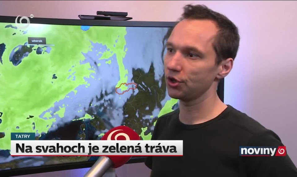 Na svahoch je zelená tráva