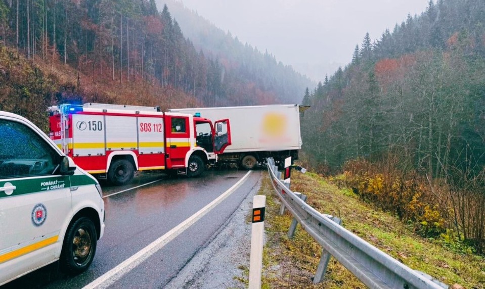 Na Donovaloch sa zrazil kamión s dodávkou, cesta I/59 je neprejazdná