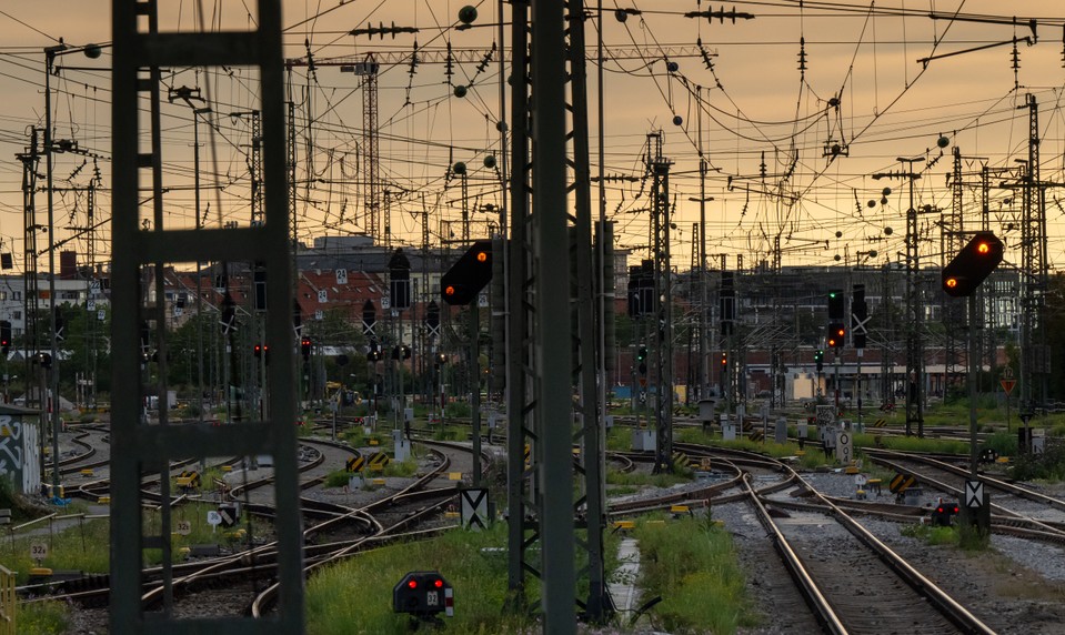 Po zrážke vlaku s mužom je zastavená železničná doprava v bratislavskej Rači