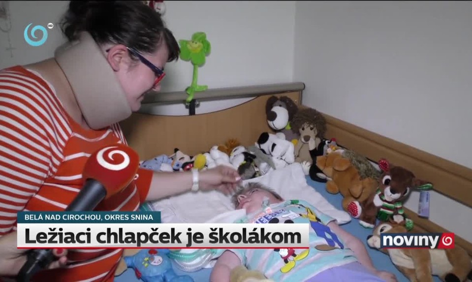 Ležiaci chlapček je školákom