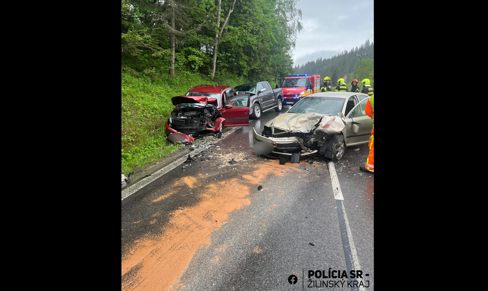 Vážna nehoda na Orave: Auto prešlo do protismeru, po zrážke troch vozidiel hlásia ranených