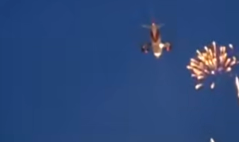 Ohňostroj ohrozil pristávajúce lietadlo. Piloti na poslednú chvíľu prerušili pristátie