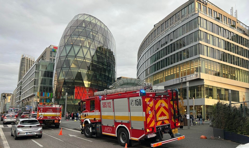 Hasiči zasahujú v obchodnom centre pri Dunaji v Bratislave, kde nahlásili požiar
