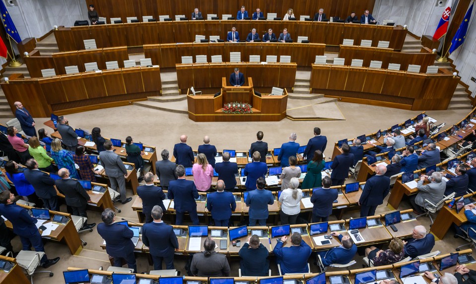 Parlament začal rokovať o vyslovení nedôvery Ficovej vláde. Odvolávaniu čelí sedem ministrov