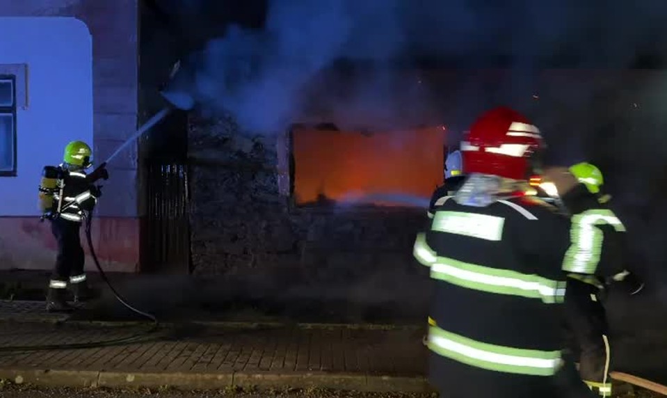 Nočná dráma: Dom zničil požiar, muži vybehli na poslednú chvíľu