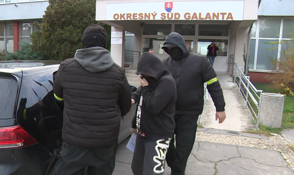 Otca obvineného z týrania bábätka v okrese Galanta stíhajú na slobode