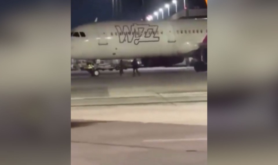 Cestujúci vybehli na pristávaciu plochu a pokúsili sa stihnúť svoj zmeškaný let