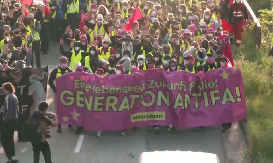 V Erfurte sa koná zjazd pravicovo extrémistickej strany AfD. Protestuje proti nemu 20-tisíc ľudí
