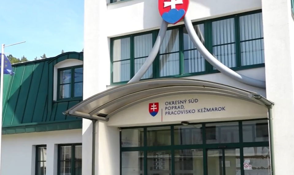 Matka našla Andreu mŕtvu v byte, jej druh čelí obžalobe. Súdny znalec opísal detaily z pitvy