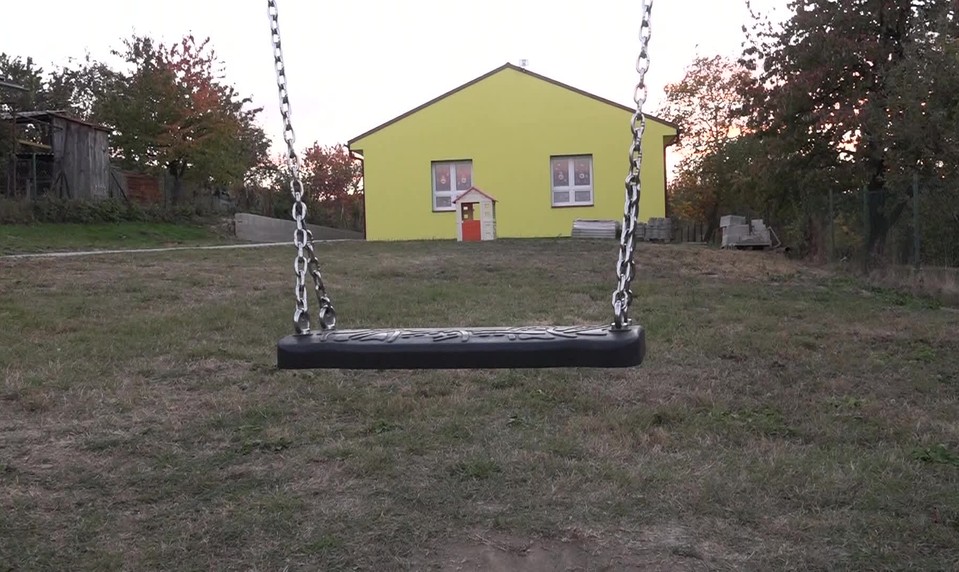 Muž sa vyhrážal smrťou deťom na školskom dvore. Skončil vo väzbe