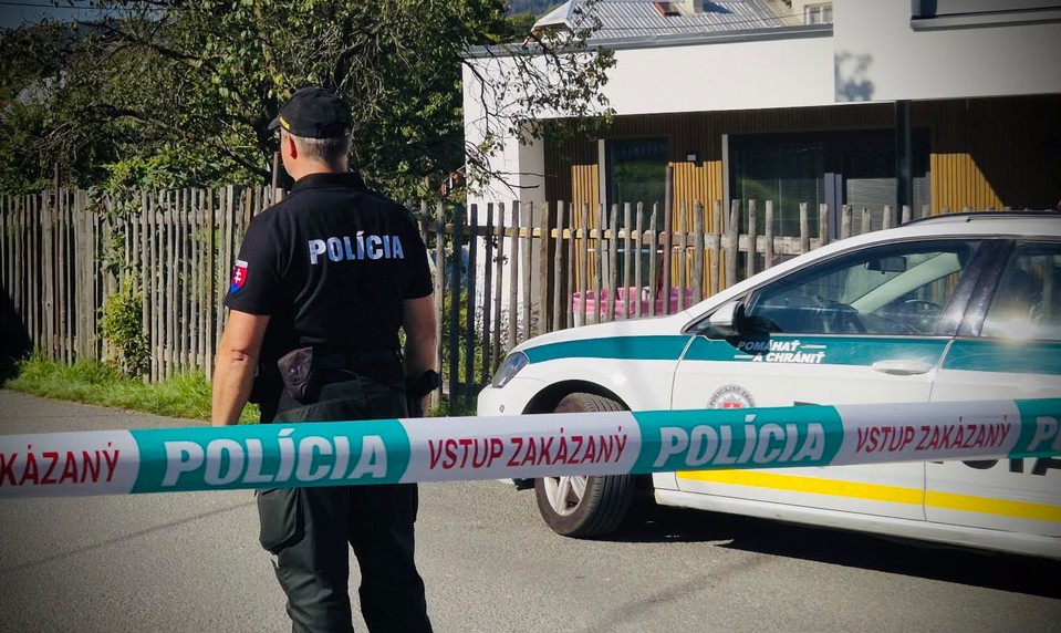 ONLINE: Po útoku žiaka v Staškove zomrela jedna učiteľka, žiačka je v kritickom stave