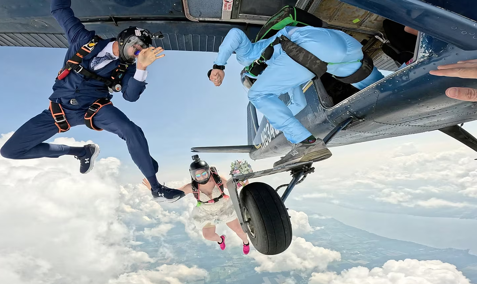 Svadba ako z filmu: Inštruktori skydivingu  si povedali „áno“ vo voľnom páde z 4 200 metrov