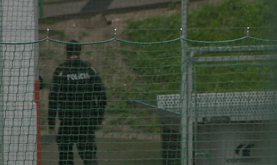 Bombové hrozby paralyzujú školy. Pátranie po páchateľoch pokračuje