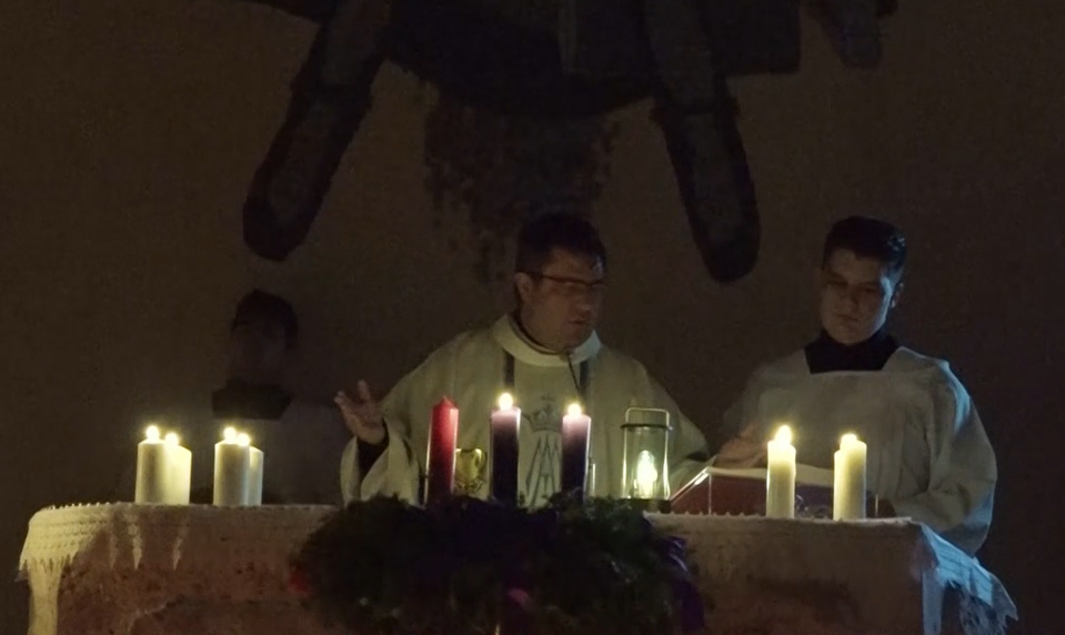 Lampáše v tme a ticho rána: Veriaci vstávajú na roráty ešte pred svitaním