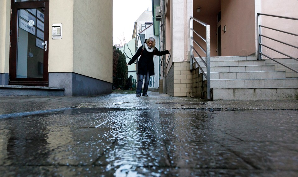 Poľadovica na väčšine Slovenska, na západe aj silný vietor. SHMÚ vydal výstrahy