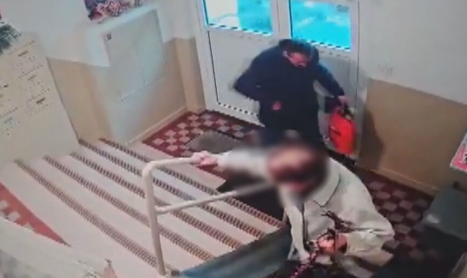 Sledoval ju z potravín až k bytu. Dôchodkyňu zrazil na zem a okradol o posledné peniaze