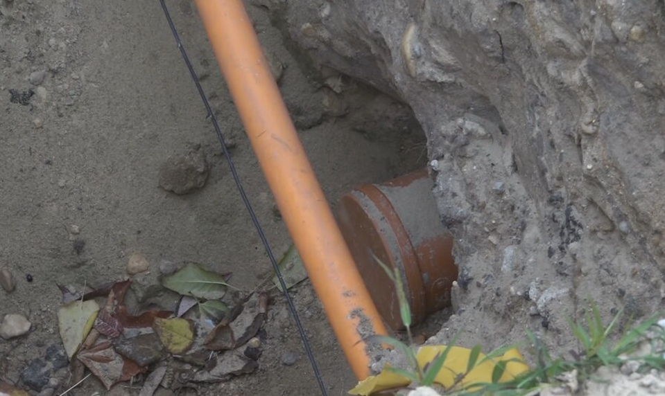 V obci odhaľujú čierne pripojenia na kanalizáciu pomocou modernej technológie