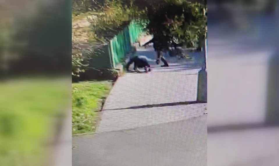 Brutálny útok na dôchodcu: Kopance do hlavy pre pár eur