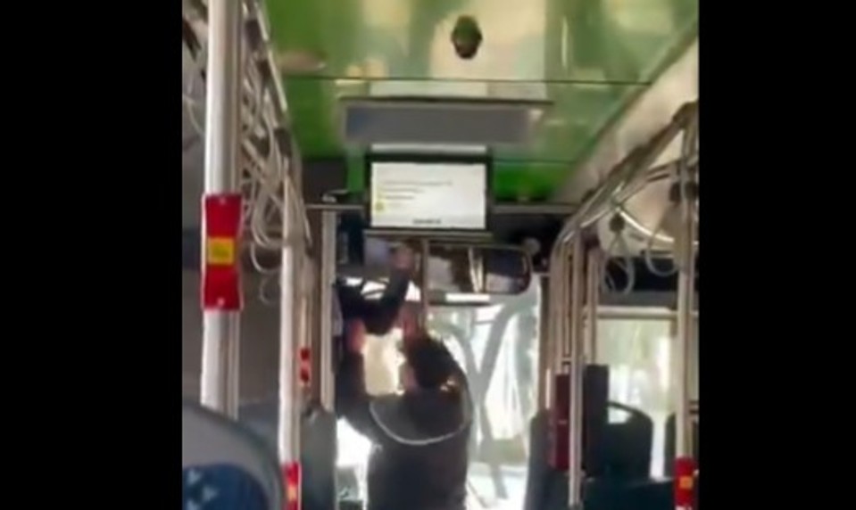 Chlapec (13) brutálne napadol vodiča autobusu, ten bojuje o život v kóme