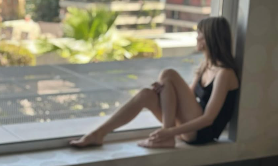 Nádherná tvár, dokonalá figúra a úplne NAHÁ! Kto by povedal, že sestra hviezdneho herca bola kedysi jeho BRAT..?