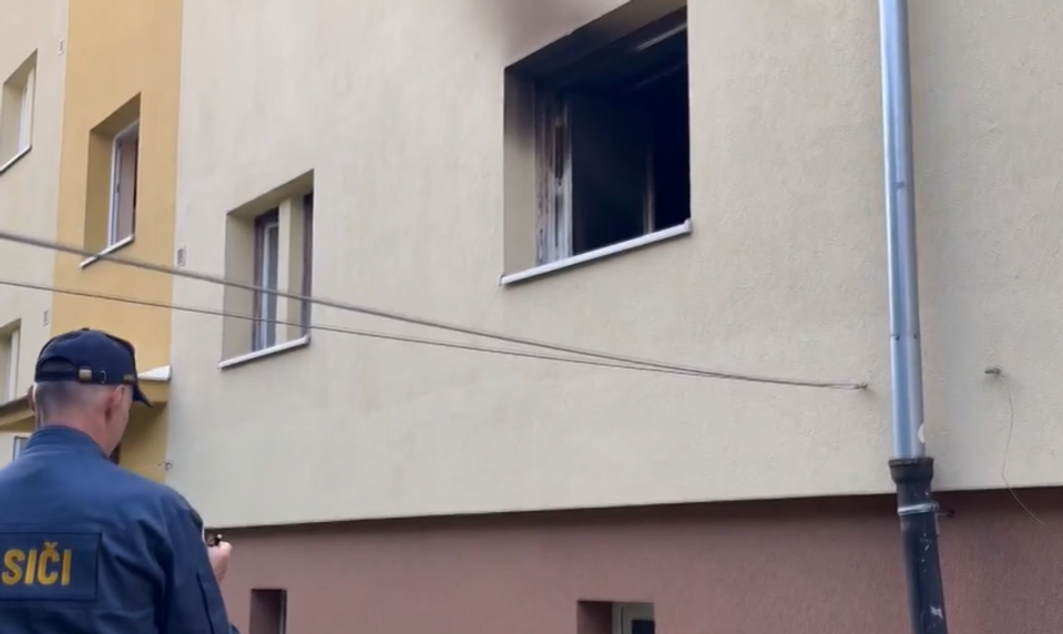 Išlo o sekundy: V byte seniorky horelo, hasiči museli ísť dovnútra cez okno
