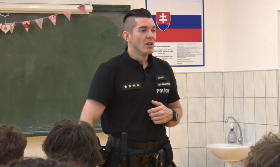 Týždeň bezpečného internetu: Policajti na školách varujú pred kyberšikanou
